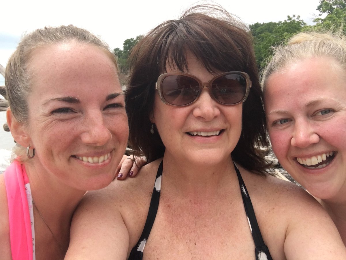 ez2clean's tweet photo. Love you both! #girlsinthehouse #MakingMemories https://t.co/bAzOtp5tEk