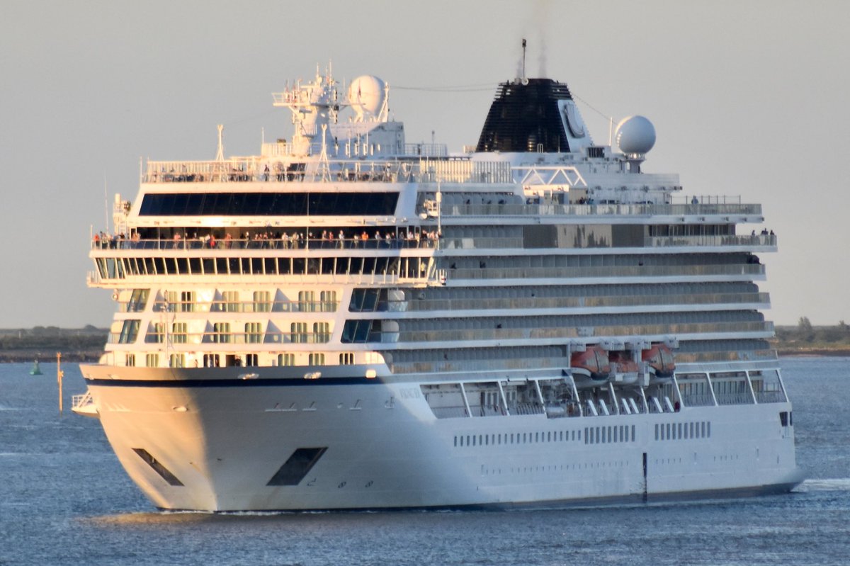 @LondonPortAuth @VikingCruisesUK Viking Sea passing Gravesend this evening