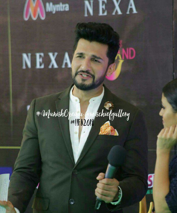 Amina_Halim's tweet photo. The ABSOLUTELY gorgeous @manishmischief on the #greencarpet with #ArjunKapoor #KonkonaSen #IuliaVantur #iifa2018 #iifamagic #iifadairies #iifa #ManishOpedia#aminahalim https://t.co/jBWUwJW1bO