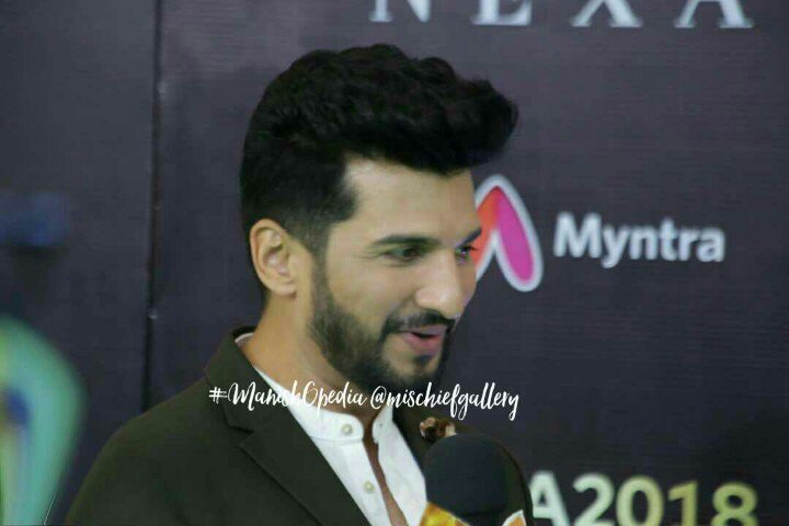 Amina_Halim's tweet photo. The ABSOLUTELY gorgeous @manishmischief on the #greencarpet with #ArjunKapoor #KonkonaSen #IuliaVantur #iifa2018 #iifamagic #iifadairies #iifa #ManishOpedia#aminahalim https://t.co/jBWUwJW1bO