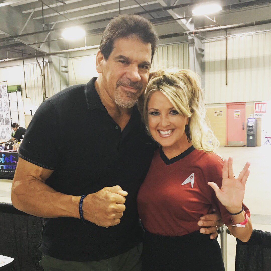 CarolynHoffmann's tweet photo. It’s not everyday you get to meet a real live #superhero @LouFerrigno #theincrediblehulk #c4tx18  #louferrigno #thehulk #startrek @CCTXcomiccon #ferrignofit #dontmakemeangryyouwouldntlikemewhenimangry https://t.co/NmxqOQcl2y