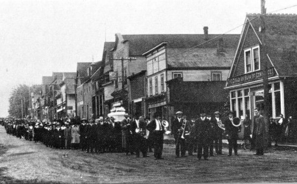 leerathje's tweet photo. #Gingergoodwin funeral procession re-enactment, 1918 and now 2018!  #minersmemorial #canlab #bclab #UnionStrong #Labour #Cumberland #ComoxValley https://t.co/3415TBJCk3
