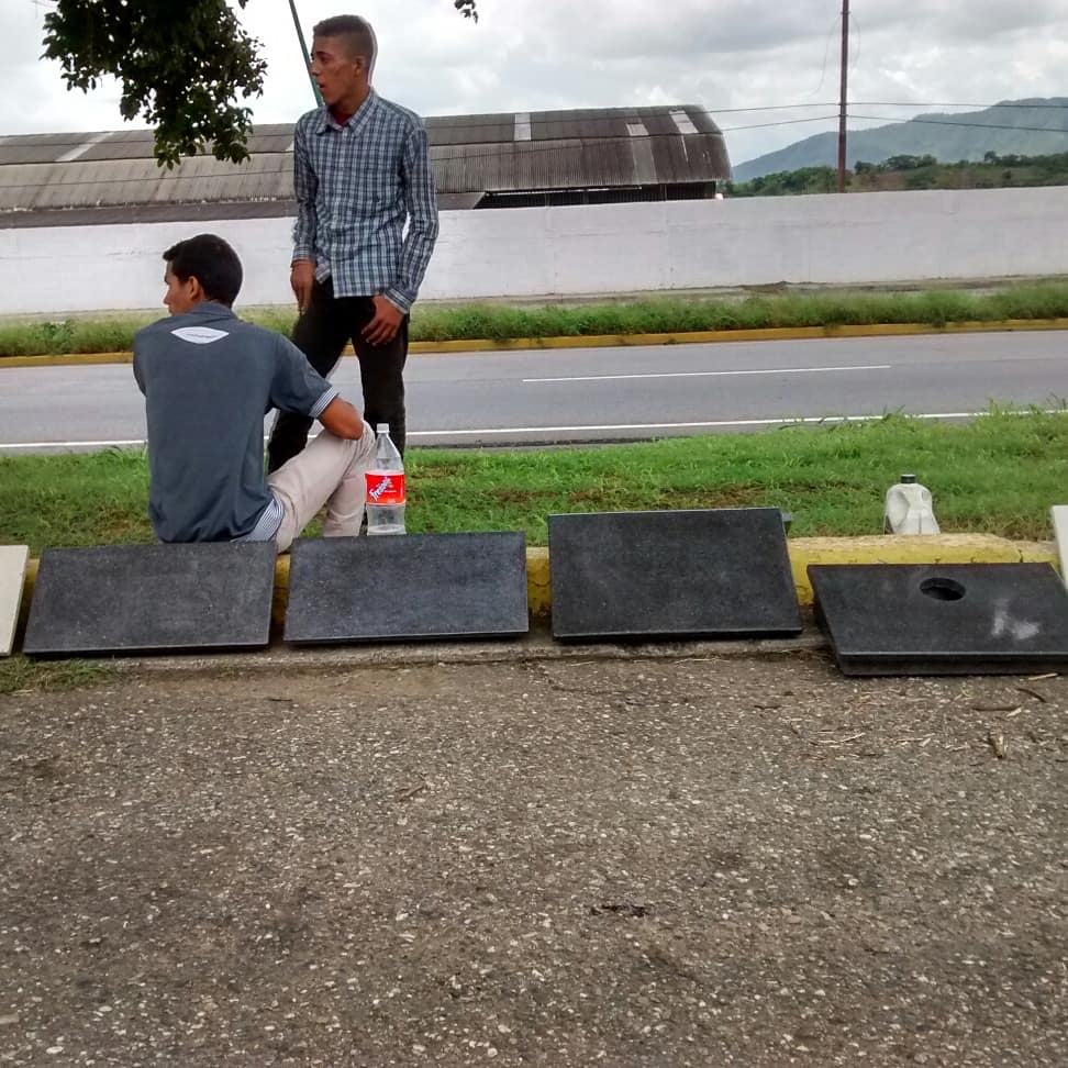 danielortizpi's tweet photo. En el Cementerio Metropolitano de Cabudare se roban las lápidas y las venden en las afueras.... Aquí los vendedores y ladrones totalmente identificados!!!! @reverolnestor @mirna_vies @carmentmelendezr ganchos YA a estas ratas!!! #operaciontuntun https://t.co/vgEES1vevN