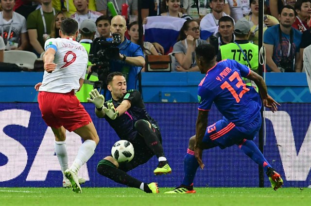 David Ospina se vistió de héroe en un mano a mano contra Lewandowski en el Colombia vs. Polonia  tinyurl.com/y9xoaybs

#VamosColombia