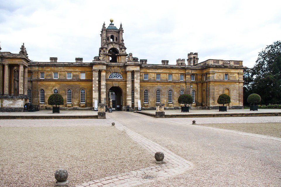 Hospitalityline's tweet photo. Did you know? Blenheim Palace has 187 rooms and is one of England’s largest houses. It's unique in its combined use as a family home, mausoleum and national monument.
#HospitalityLine https://t.co/YJZ6JxsbaL