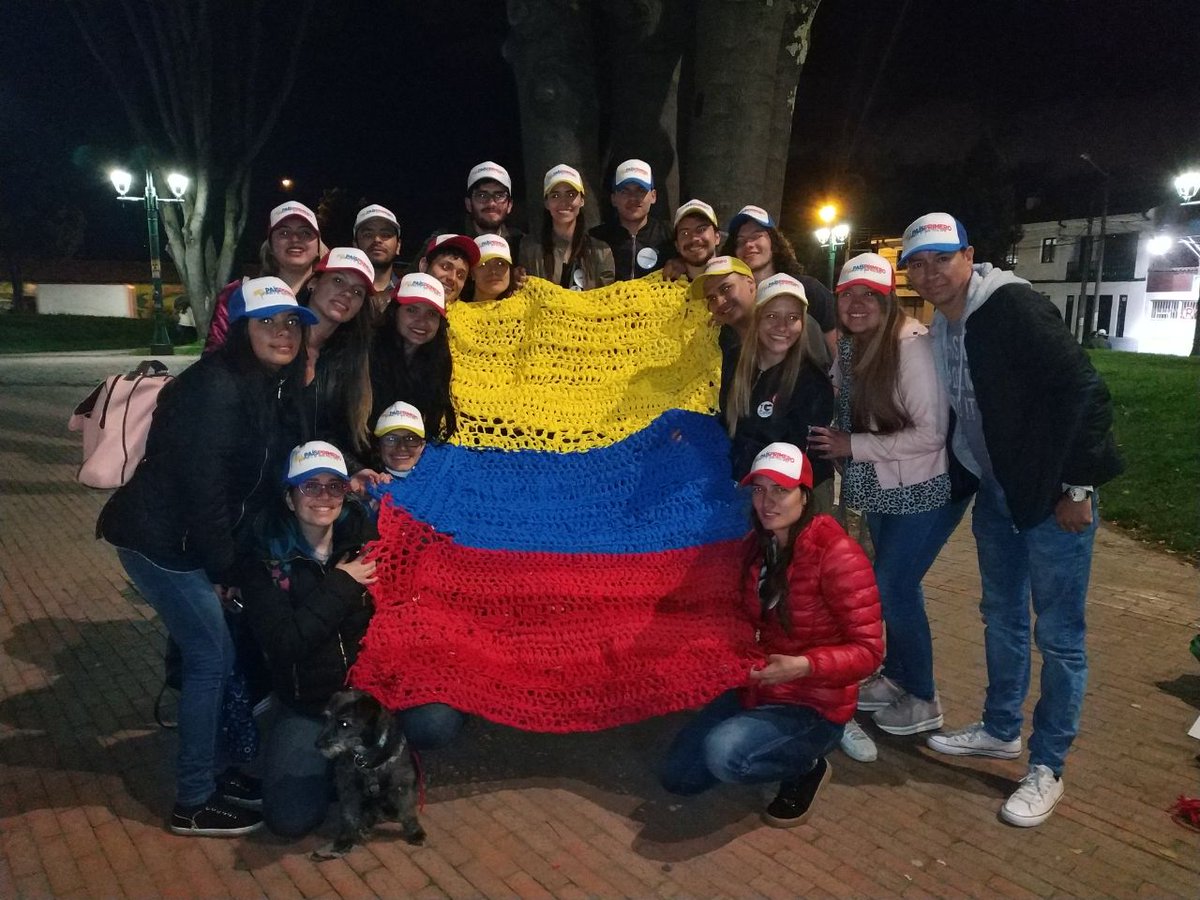 Qué gran regalo de la <a href="/FCFSeleccionCol/">Selección Colombia</a> a todos los padres en su día. #FelizDiaDelPadre a quienes con amor y responsabilidad asumen la difícil tarea de educar y acompañar, de formar ciudadanos libres con criterio, gracias por poner a #ElPaísPrimero #COL