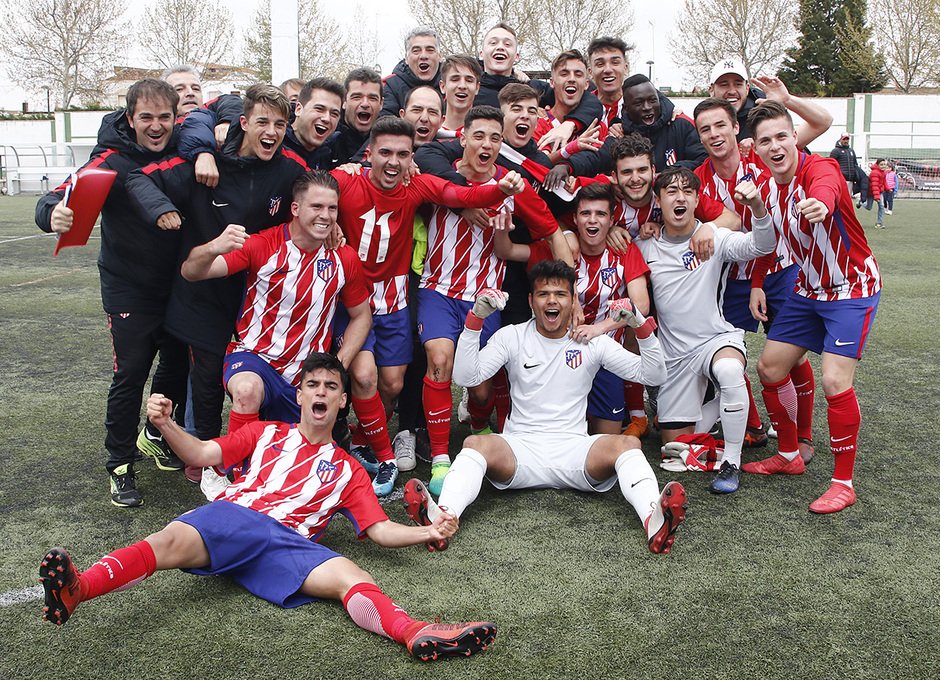 garri_10's tweet photo. El trabajo y la ilusión no garantizan el éxito, la calidad humana y profesional ayuda a conseguirlo.
Enhorabuena y gracias a jugadores y cuerpo técnico por este añazo. Temporada increíble, triplete histórico. https://t.co/3BXM1HwoaK