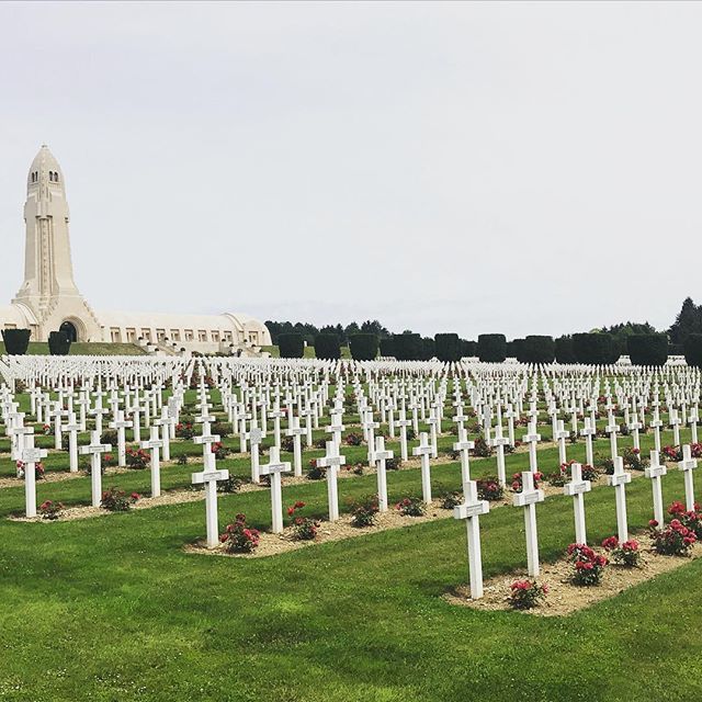 roeivin's tweet image. Vandaag bij de slagvelden van Verdun geweest. Erg indrukwekkend. Binnen een paar kilometer zijn hier 400.000 slachtoffers gevallen. #verdun #400000 #douaumontossuary #loopgraven #groteoorlog #wo1 #doden #herdenken #douaumont  #oorlog #indrukwekkend ift.tt/2KdvI8S
