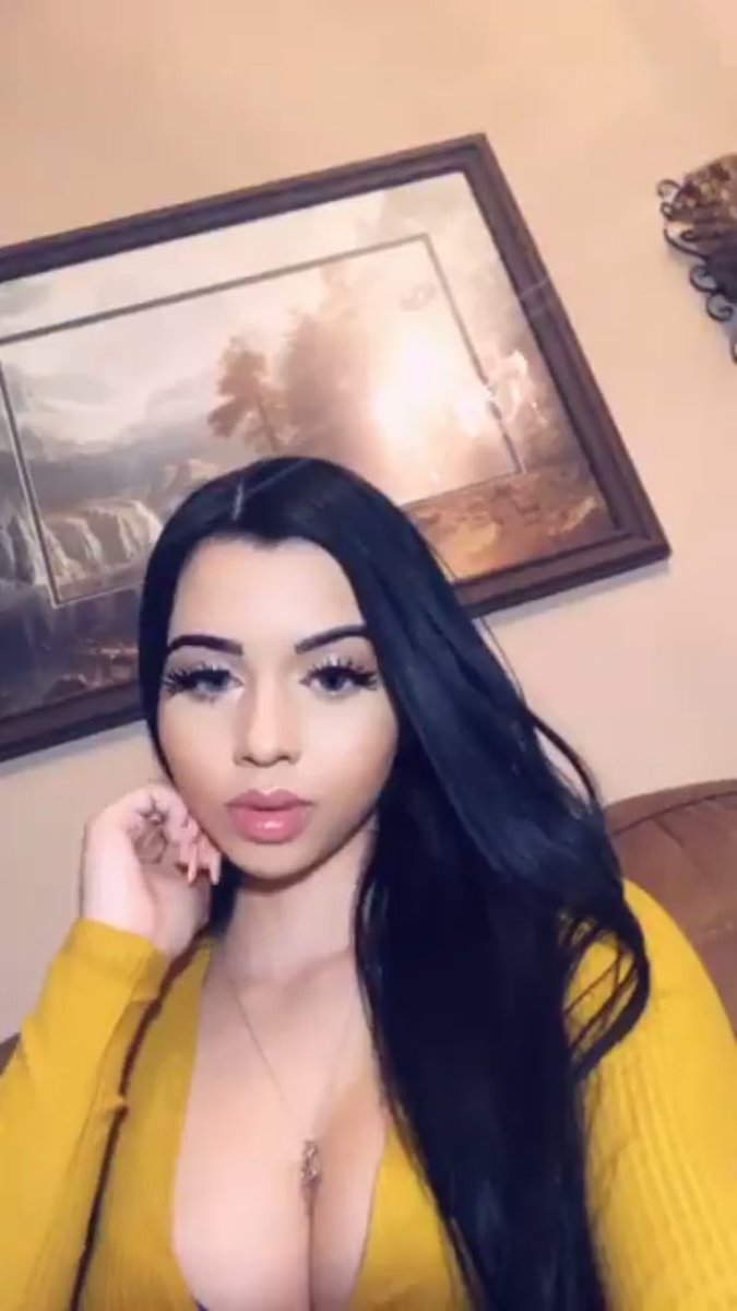 charityrenaee_'s tweet photo. yellow💛✨ https://t.co/3WFaDcsZfe