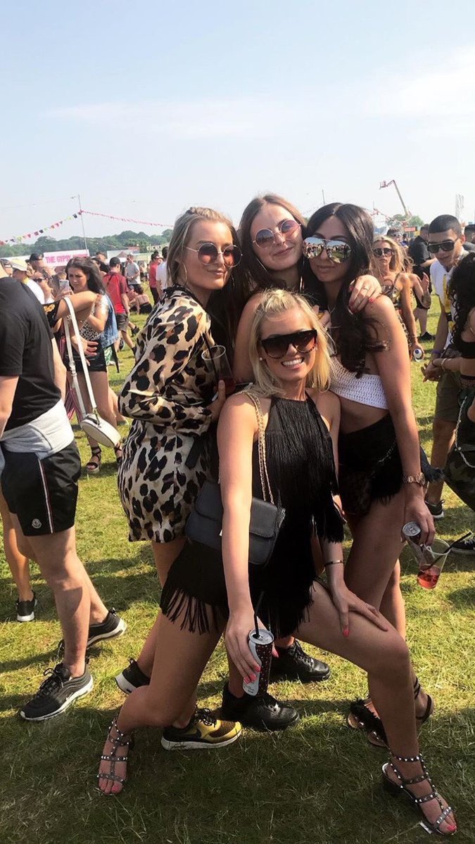 Rubyjacksonx's tweet photo. Happy birthday to the craziest of them all @emilymartin_98 hope you're having a lovely day, love you millions beaut 💗🌸🌺🎁🎈 https://t.co/hxQClMg9Vh