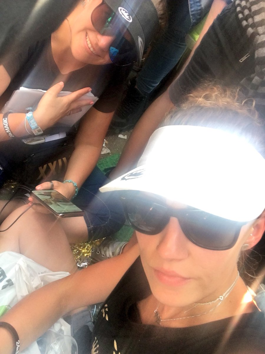 melly_hooligan's tweet photo. 11 hrs done...only 6 more to go 😅
**For the Love of Bruno Mars**
#HooligansForLife #BarrierBabes #FrontRowFighters #RockinRio #Lisboa https://t.co/E0Xi35T3iF