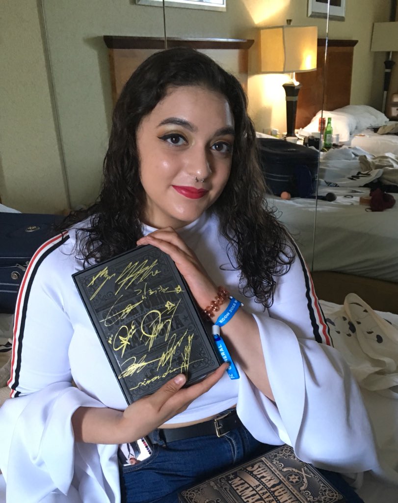 FloatingBolt's tweet photo. I can’t believe that after 7 years of being an ELF I can now say I own a fully signed Mamacita album. Thank you to @sjworld for running the raffle and checking that I was still alive afterwards 😭
#KCONNY2018 #sjworld #elf https://t.co/Z3UVXPzwP0