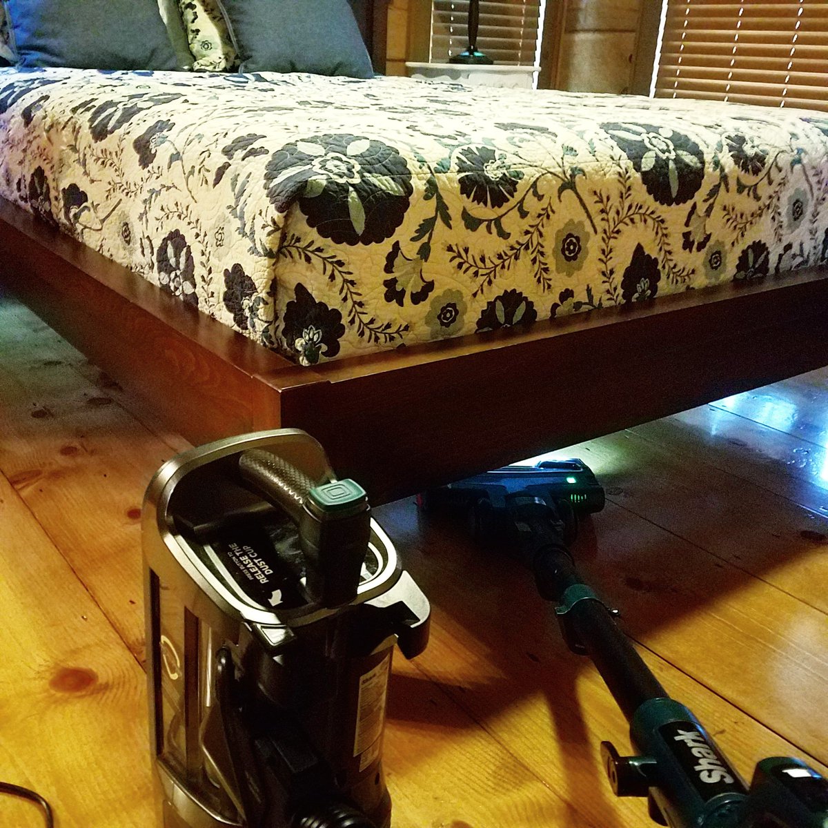 vacuumwars's tweet photo. Enjoying my #sharkapex in #liftaway mode.
#cleaning #cleaninghouse #vacuum #sharkvacuum #vacuumcleaner #hardwoodfloors #underbed #dust
#coolproducts #cooltech https://t.co/LzBzg40wf6