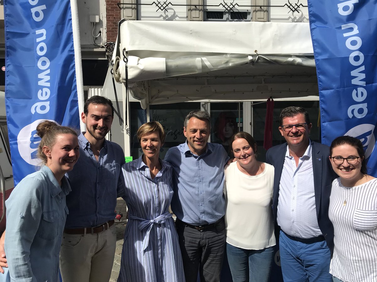 pietdelrue's tweet photo. Minister @Barttommelein kwam enkele van de kandidaten succes wensen op de #batjes in #roeselare. Waarvoor dank ! https://t.co/bSo35ahRWh