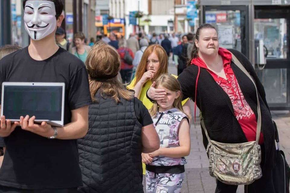 KatePow3ll's tweet photo. This was taken at Ayrshire's first Cube of Truth yesterday.

A parent hiding their child's eyes as they attempt to watch footage of the animal agriculture industry. 

Photo credit: Cristian Marculescu https://t.co/a6CpRRNAcd