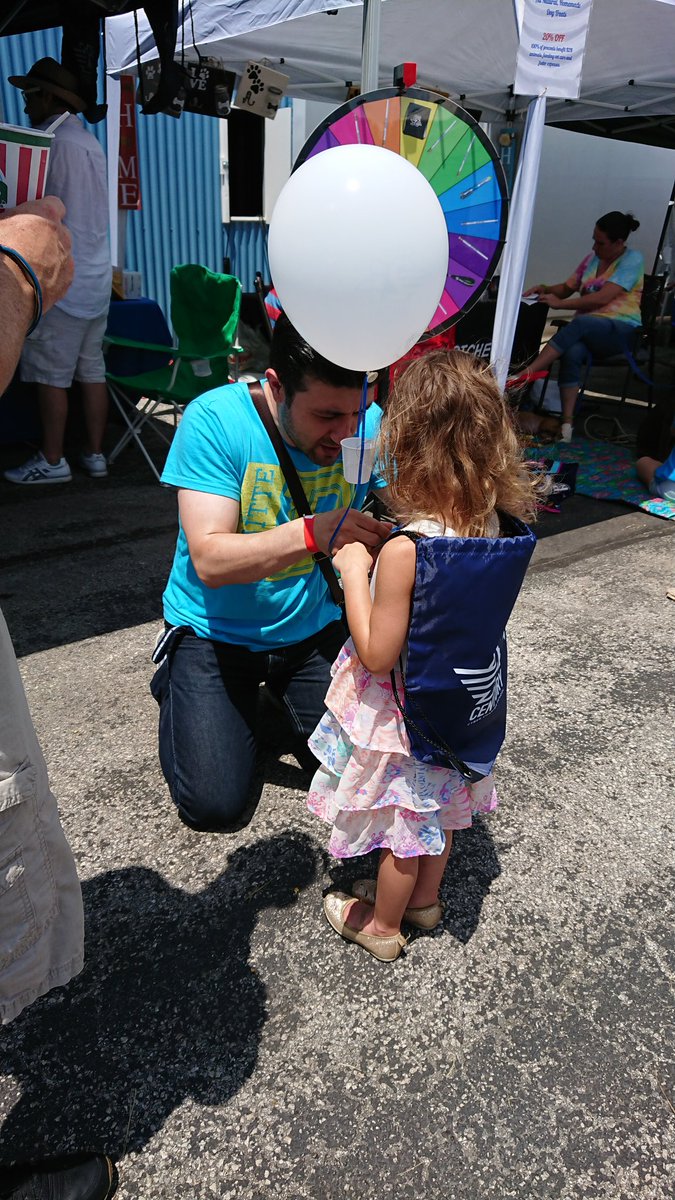 pchu21cccs's tweet image. Ben is helping a little girl! @CCBalloonFest #21cccs
