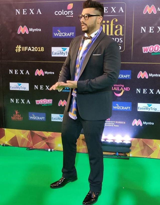 Team_Arjun's tweet photo. [NEW PICS] Our Baba @arjunk26 arrived at the #IIFAAwards green carpet.❤️😍🔥 

Dashing n Hot!

#ArjunRocksIIFA #iifa2018 https://t.co/lsoejZo0d0