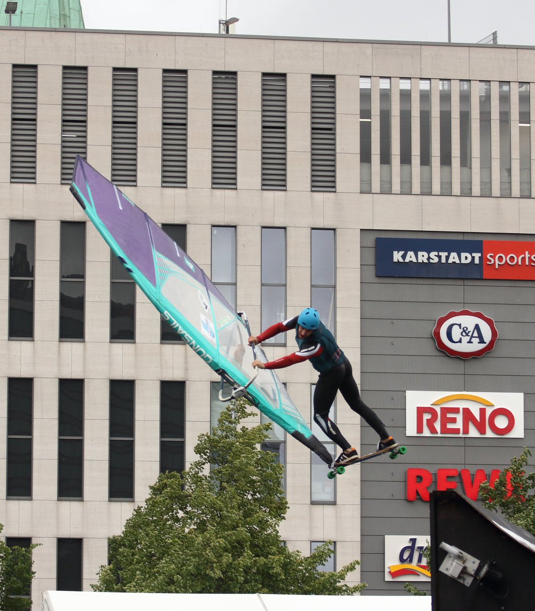 ffluesterer's tweet photo. Alle Jahre wieder: der Ocean Jump Best Trick Contest während der Kieler Woche.
#OceanJump #KielerWoche #KiWo18 #BestTrickContest https://t.co/5X3wUT6UTr
