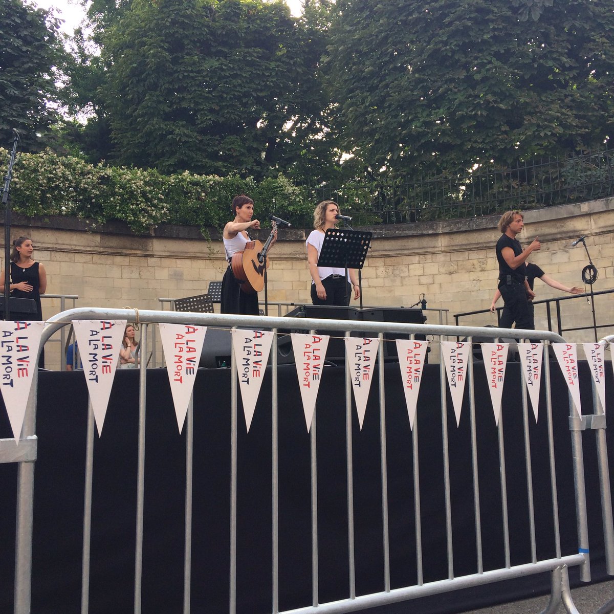 lacolline_tn's tweet photo. "Comme l’on s’amuse bien !
Tircis, la beauté de la vie
Passe la peur de mourir." #GuillaumeAppolinaire • #Alavieàlamort • chaque 24 juin aux portes du Père-Lachaise avec @LachaiseMusical https://t.co/RjAkeTVtlW
