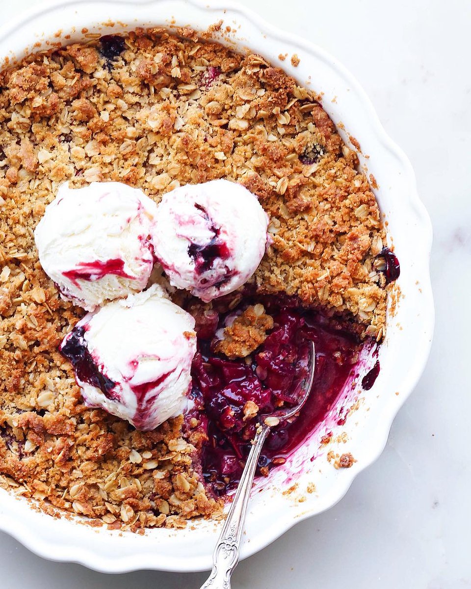 cookbookplugin's tweet image. You know when you go to a dinner party and someone mentions pie? All of a sudden dinner becomes an obstacle you have to jump to get to that pie. You’re going to fall in love with this bluebarb crisp (blueberry &amp;amp; rhubarb) from @thesweetandsimplekitchen!

instagram.com/p/BjpRS0HgbHI/