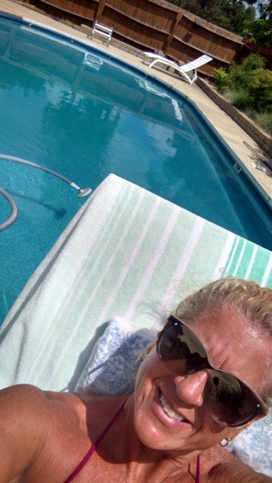 My pool is finally clean!!! And we have sun!!!! https://t.co/LuMOGxltcl