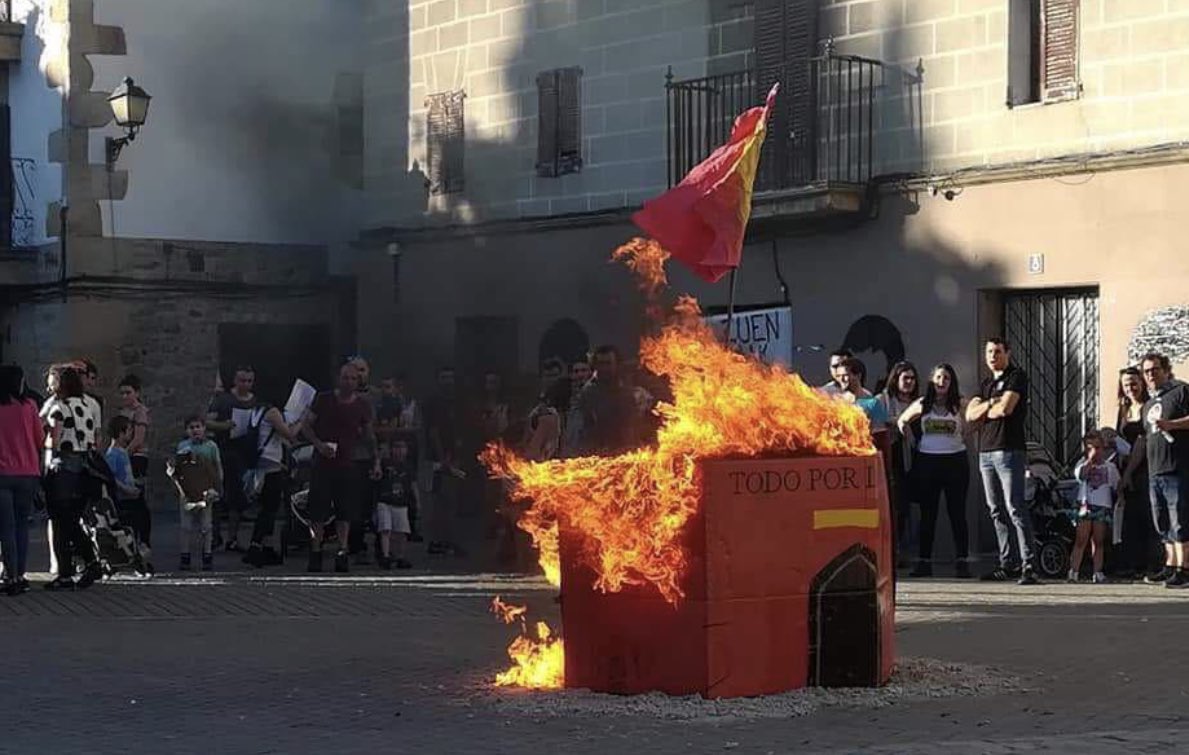 Undercover_Camo's tweet photo. #Alsasua

Esto es lo que hacen allí donde dicen que es "una pelea de bar" la agresión a dos miembros de la Guardia Civil y sus parejas.

Queman una bandera de España y una escenificación de un cuartel de la @guardiacivil https://t.co/dbOePVXoCk