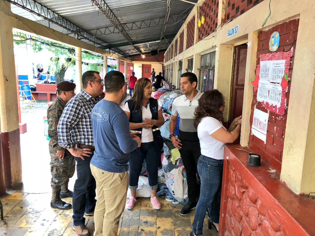 cala's tweet photo. Domingo de recorrido con @calafoundation por uno de los más de 30 albergues donde conviven afectados de la erupción del volcán de fuego #fuerzaguatemala Hoy compartimos con parte de las 141 familias y 455 albergados en el Instituto Villegas Bergaño #DiosesAmor https://t.co/IORaAqduWA