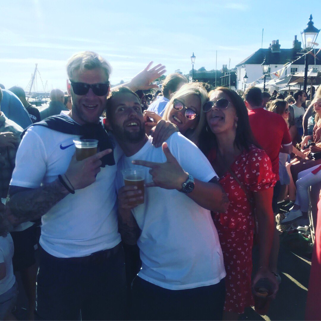 Dcjsmith81's tweet photo. Sunday fun😜👌🏴🍻🍾😎 #Peterboat #LeighOnSea #Essex #ENGPAN #WorldCup #Friends #Raybans #Tatts #BritishSummer😎🍻 https://t.co/yZkB9UTIZY
