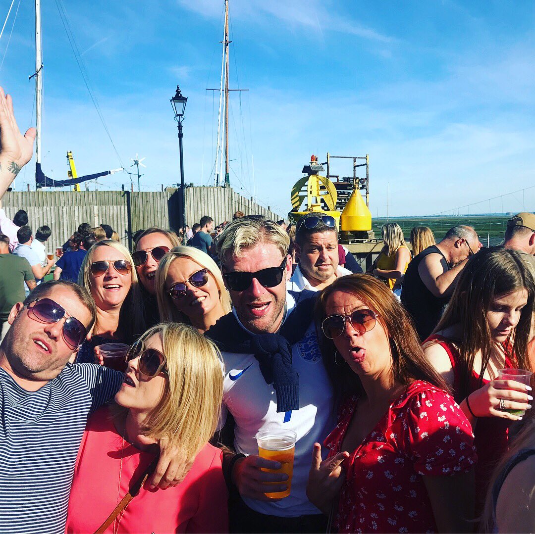 Dcjsmith81's tweet photo. Sunday fun😜👌🏴🍻🍾😎 #Peterboat #LeighOnSea #Essex #ENGPAN #WorldCup #Friends #Raybans #Tatts #BritishSummer😎🍻 https://t.co/yZkB9UTIZY