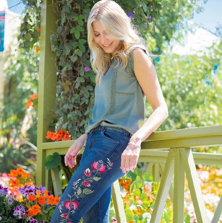 KUTfromtheKloth's tweet photo. Buy yourself flowers 🌺 Modern Ensemble in the Reese Ankle Straight Leg https://t.co/ve34HSrcCt https://t.co/I7E3ECFOau
