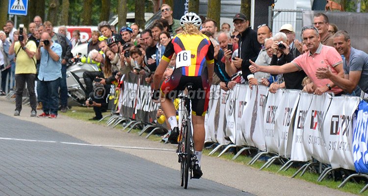 Evy Kuijpers pakt de winst op High Tech Campus Eindhoven <a href="/HighTechCrit/">High Tech Crit Festival</a> . Met een machtige eindsprint wist ze de smaakmaakster van de wedstrijd, Eva Buurman, achter zich te laten. Paulien Koster mocht als derde mee het podium op. Check (+ eerste foto's) cyclingfanatics.nl/evy-kuijpers-p…