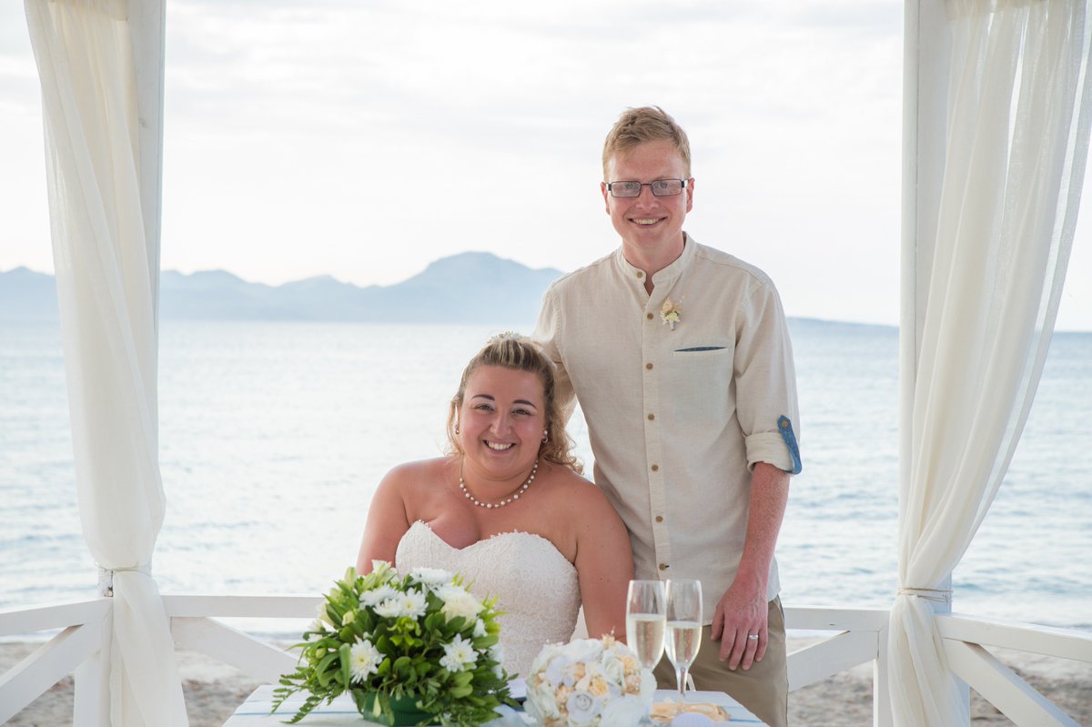 Chani_Bobs's tweet photo. Girl Got Married. #happilyeverafter #mrandmrsroberts #chandrew #husbandandwife https://t.co/weuj2nes7p