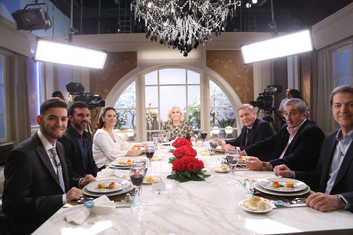 Envíen sus preguntas con el hashtag #Mesaza para mis invitados de #AlmorzandoConMirtha, ¡los leemos todos!