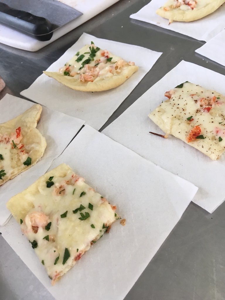 newhot899's tweet photo. YUMMM😋 Such amazing Indigenous cuisine at the Summer Solstice Festival by internationally recognized chef David Wolfman! #ThatsHOT #SSIF2018 #OneHotSummer https://t.co/XR0ZMkgEx7