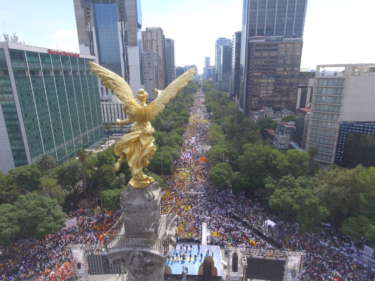 SocCivilMx's tweet photo. Asi de claro celebra su cierre de campaña #Anaya en #CDMX, se dice que fueron más de 150 mil personas, yo creo son más!

La señal está dada, el #VotoUtilVsAmlo es con #AnayaPresidente por qué #AnayaEsElCambio !

Vamos con todos! #MexicoVotaAnaya #MexicoConAnaya 

Pf RT🙏Gracias! https://t.co/3buBAxzo01