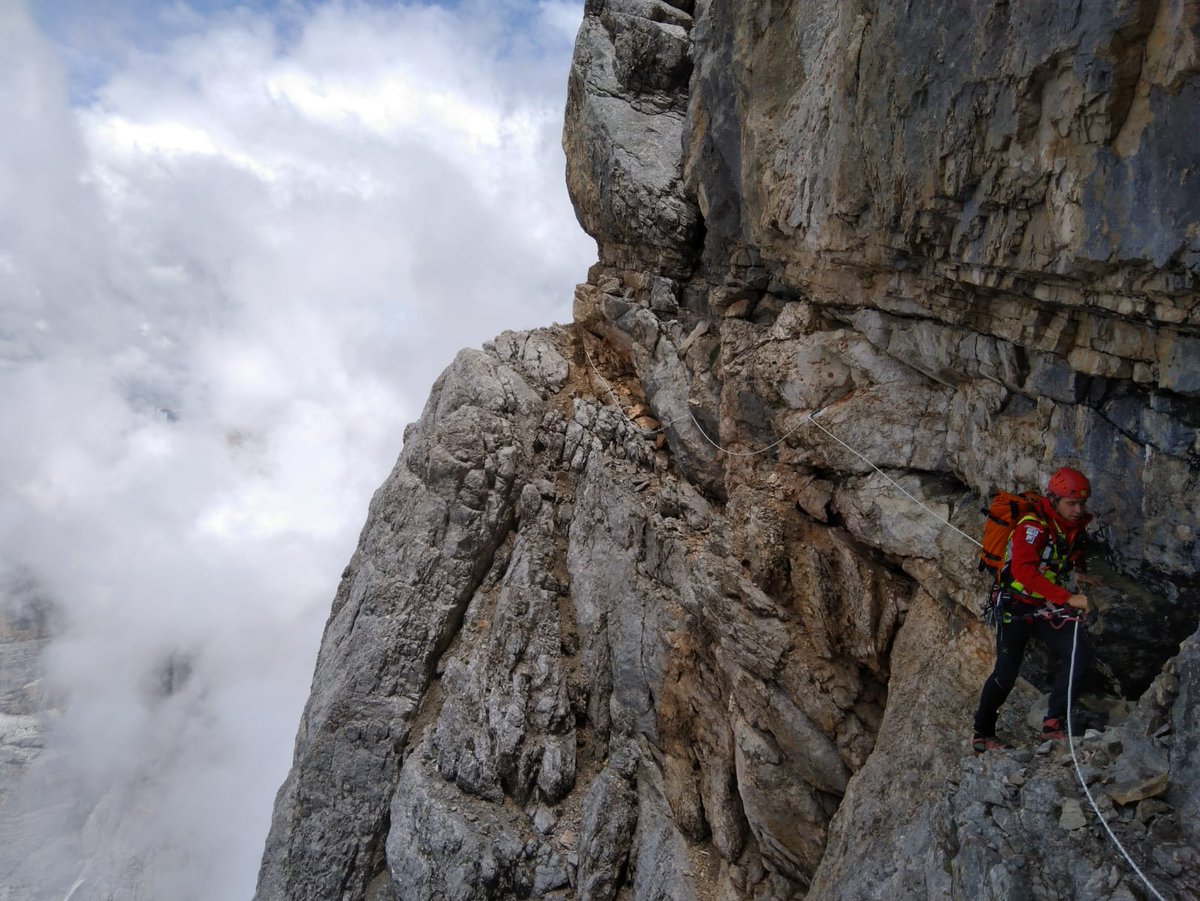 SUEM_Veneto's tweet photo. 24GIU 11:00 #suemBL #Agordo #basejumper 49enne inglese si lancia con la tuta alare e precipita sulla #Busazza perdendo la vita nonostante il tentativo di aprire il paracadute. Complesse anche per maltempo le operazioni di recupero della salma da parte di @cnsas_official e #Falco https://t.co/QafTcdzRNt