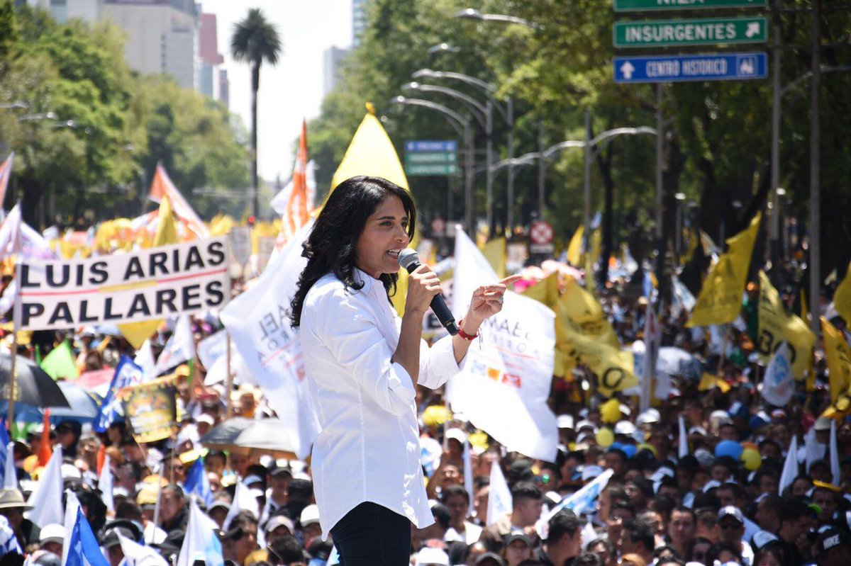 Ale_BarralesM's tweet photo. Hicimos #Frente con un objetivo y un anhelo en común: hacer de la #CDMX la ciudad más segura del país. 

Soy una #MujerDePalabra y pueden votar con la seguridad de que me voy a morir en la raya para lograrlo. #VamosAGanar https://t.co/YQPxcNWeds