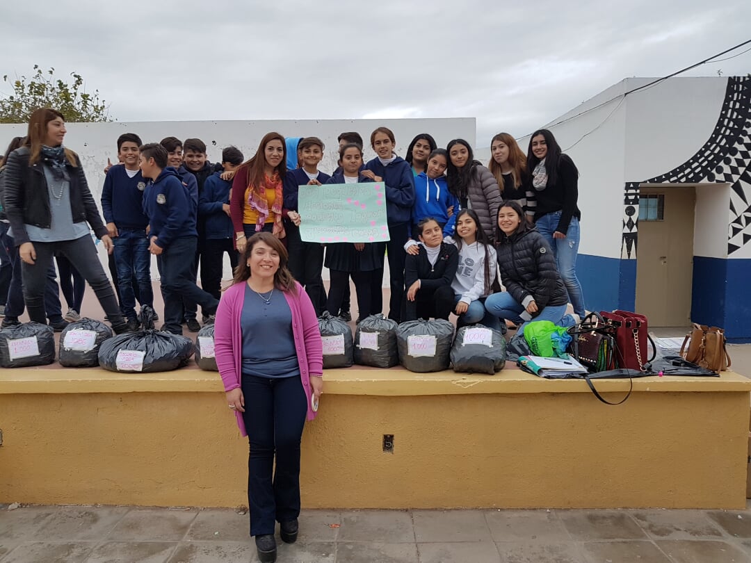ChamicalClub's tweet photo. Proyecto "Una tapita, una sonrisa". El objetivo de este era recolectar la mayor cantidad de tapitas posibles, las cuales serán destinadas a Fundación Rioja, una organización que se dedica a operar niños carenciados con labio leporino y otras malformaciones en toda la provincia. https://t.co/NymOnqDSLf