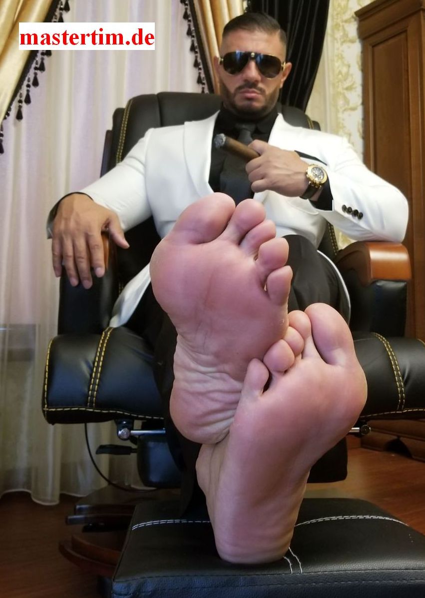 kingtim2012's tweet photo. The #AlphaMuscleDom the professionell #footmaster and #findom, 60 brandnew photos online even with his #londonslave, this #musclestud ready for realtime meetings + skypeshows huge #malefeet #cigarboss #straightmaster #tramplingmaster more https://t.co/FldTNHbext https://t.co/jE7OrehOwq