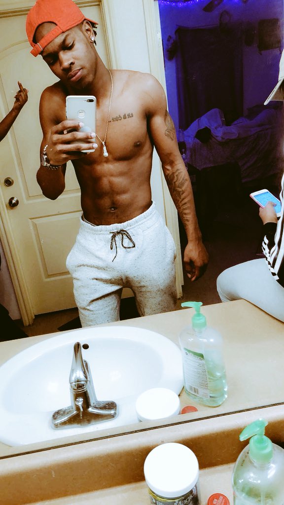 datmayeskid's tweet photo. #WhosWhoAtGsu 

👑 Bebe (real name properly ghetto) 

👑 Jonesville,La(318) ✅🏡

👑 Junior #Gramfam20📚💫

👑Psychology Major (3.6 GPA) 👨🏽‍🎓

👑I’m not apart of any clubs just yet but ,I can cut your hair 😂, fix your phone,fix your car, I’m Really Cool Fwm #ClubLabella🤫💃🏼 https://t.co/9IpE30eCoA