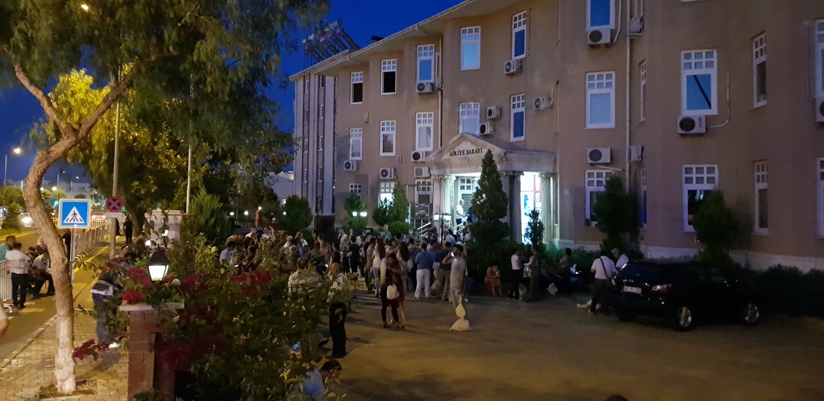 dualiteli's tweet photo. #Didim de #sandık teslimatları devam ediyor Evet ıslak imzalı tutanaklar tamam ama daha sistemde Didim'in veri teslimatı bile bitmedi. YSK önü giderek daha kalabalıklaşıyor. #ideadergi https://t.co/4pVvtChTAY