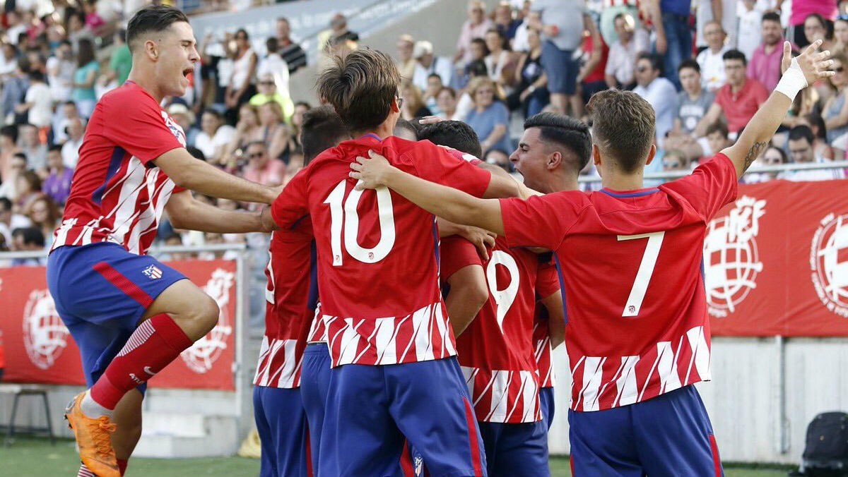 Simeone's tweet photo. Felicitaciones a este equipo tricampeon! Ustedes son nuestro futuro #Atleti https://t.co/4MpXHvSGTw