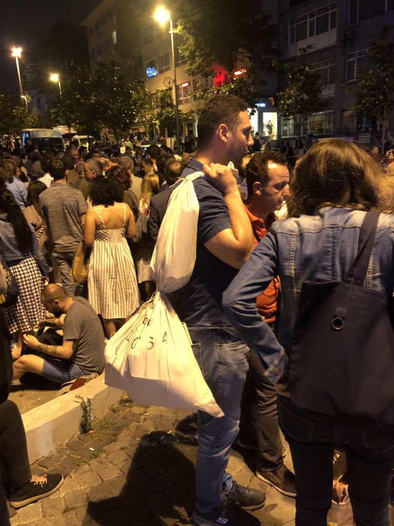 Beşiktaş YSK’da millet elinde torbalarla bekliyor. Yüzlerce kişi var burada.