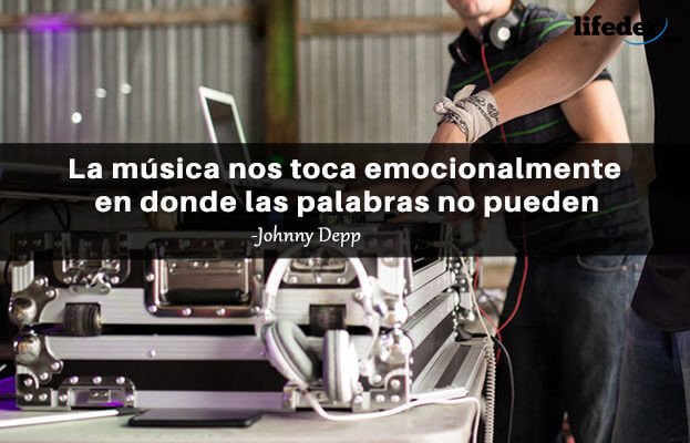 La #música # nos toca #emocionalmente en donde las #palabras no pueden.-Johnny Depp.