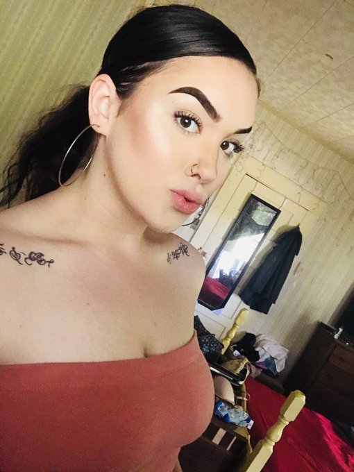 the bigger the hoop the bigger the heart 💛 https://t.co/A7HkjHFMHH