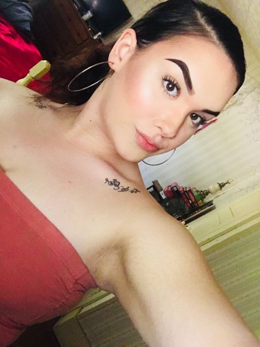 the bigger the hoop the bigger the heart 💛 https://t.co/A7HkjHFMHH