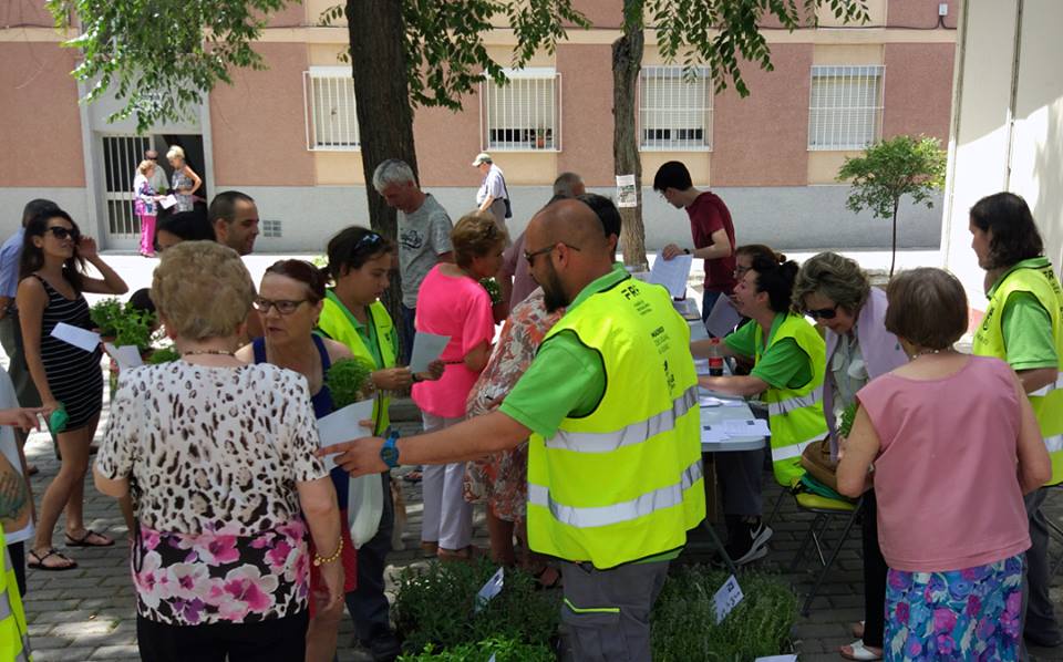 AeroParticipa's tweet photo. En el último día de las fiestas del barrio del Aeropuerto 2018: paella vecinal 🥘, votación presencial de #PresupuestosParticipativos 🗳️ y votación de la pintura mural que realizará el Equipo de Actuación Distrital (¡con regalo de plantas!) 🗳️🌱 https://t.co/9DHvF18Gbr