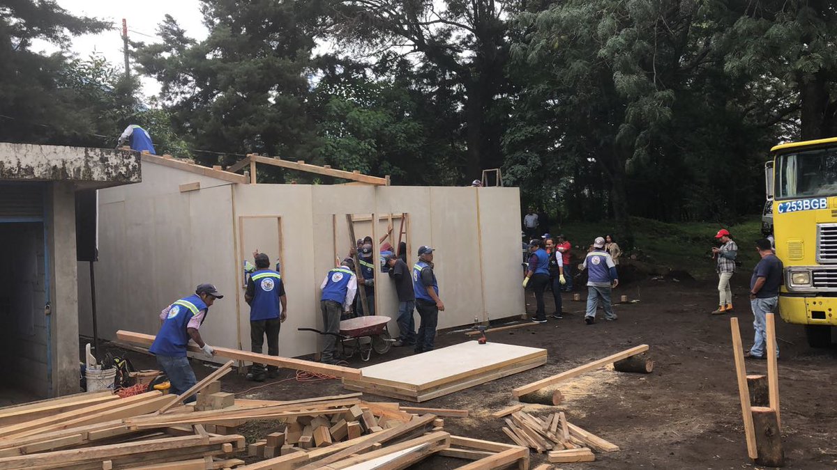 ANAM El equipo de voluntarios de la #MuniVillaNueva continúan trabajando en la construcción del Albergue de Transición Modelo en el municipio de San Juan Alotenango, #Sacatepéquez.