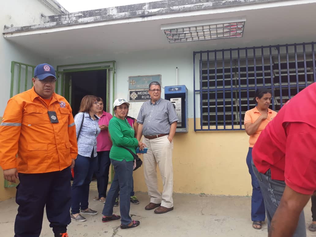 AlcOrlMiranda's tweet photo. Acompañado de autoridades Realizamos entrega de material para reacondicionar el ambulatorio en la Pquia San Miguel https://t.co/XlQ7FWqdM8