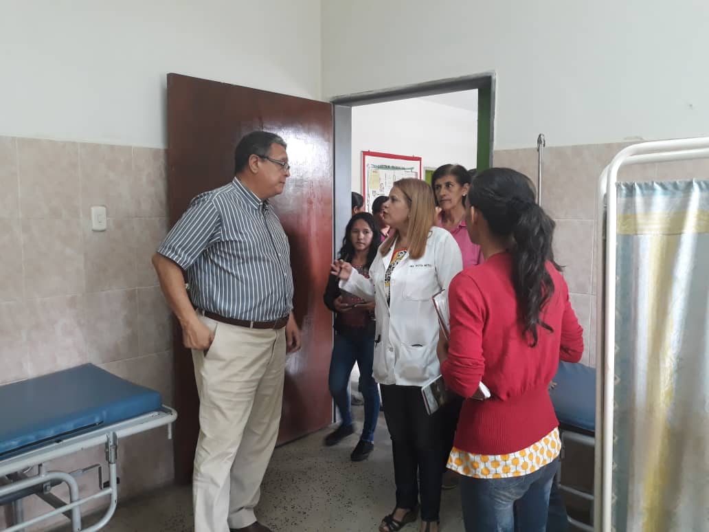 AlcOrlMiranda's tweet photo. Acompañado de autoridades Realizamos entrega de material para reacondicionar el ambulatorio en la Pquia San Miguel https://t.co/XlQ7FWqdM8